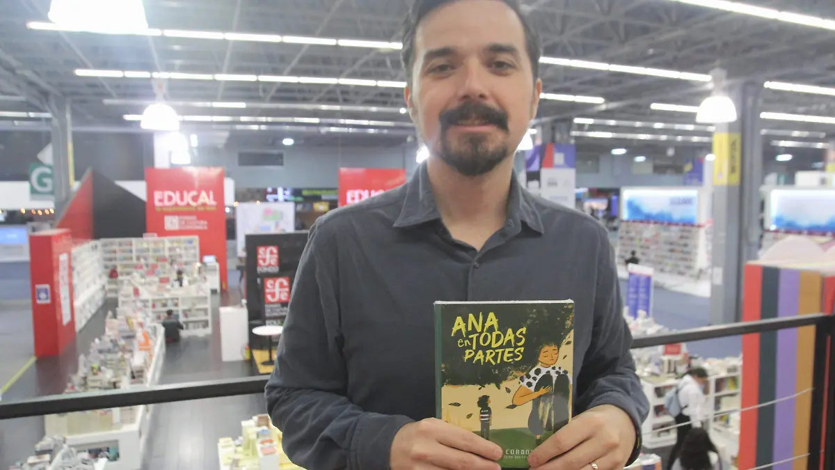 Escitor del libro Ana en todas partes